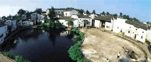 明朝村庄由刘伯温亲手设计，七口池塘暗含天道，千百年间怪事不断