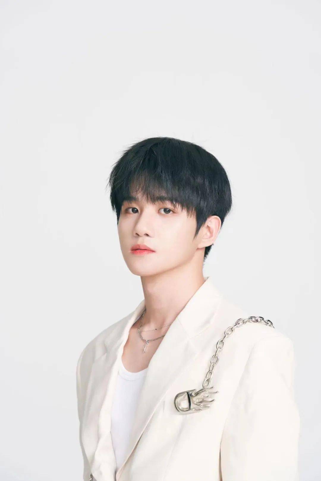 的企鹅》,《模仿》,《世界所有的星星》因一首《慢冷》走进大众视野