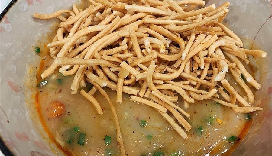 糯米做的馓子油茶,既柔糯鲜香又酥脆可口,是川渝地区的特色小吃_汤勺