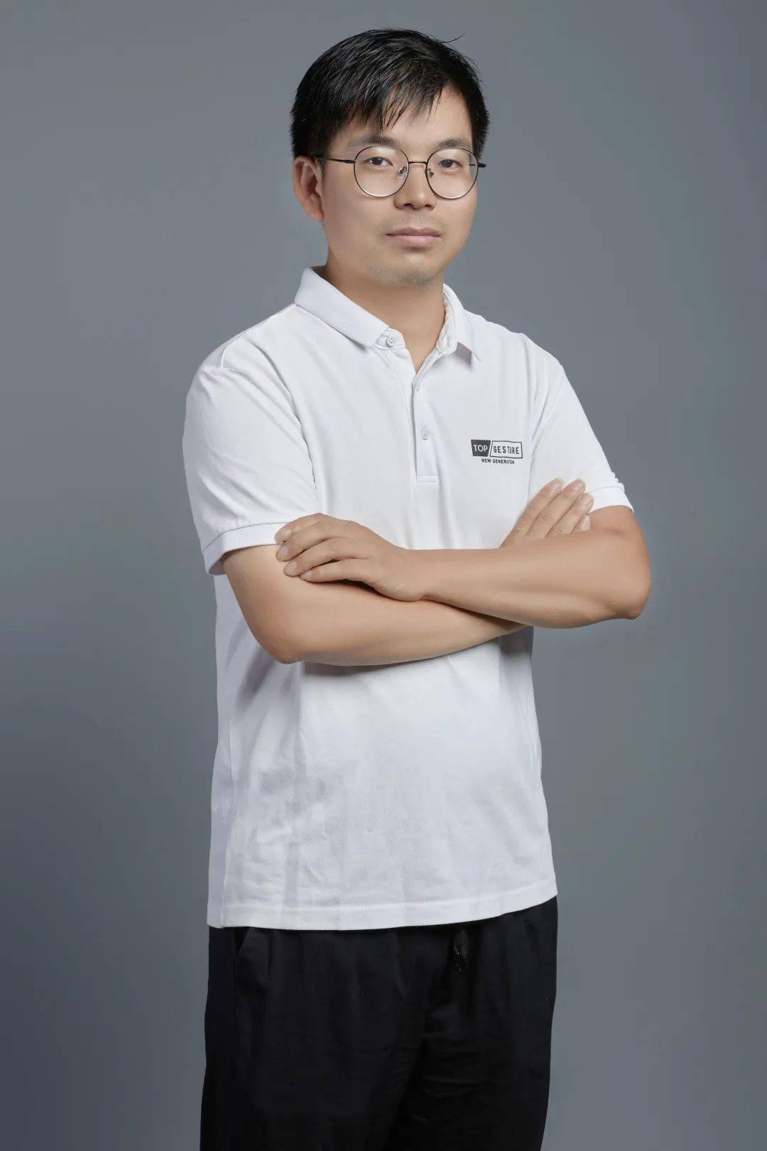 高三(5)班班主任庞征她热爱文学,热爱教育,热爱学生.