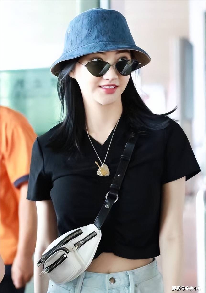 不但如此,这一次的景甜也佩戴上了斜挎包以及搭配上项链和墨镜,这些
