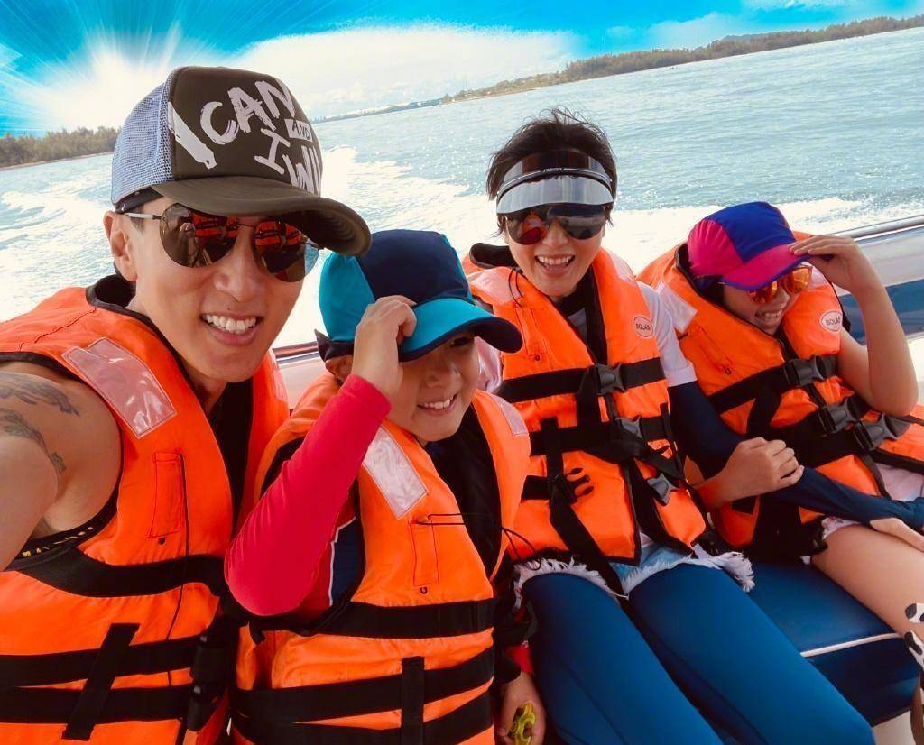 吴尊公布恋情之后越来越幸福了,晒一家四口的合照,真让人羡慕_休闲风