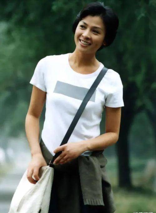 还记得《永不瞑目》的苏瑾吗?47岁的她与儿子相依为命_爱情_肖童_事业