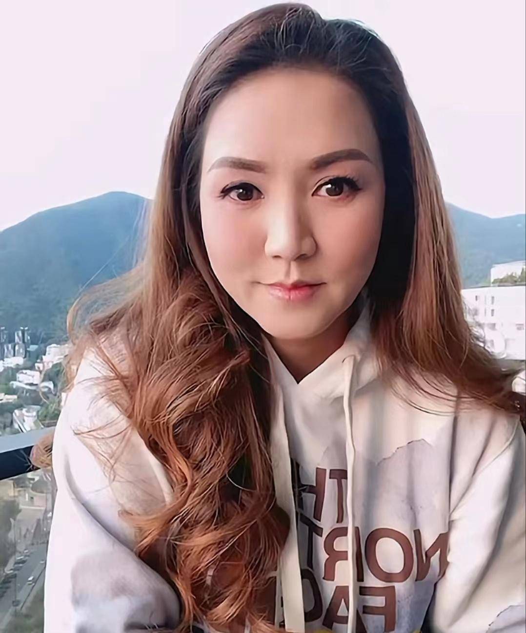 49岁黎瑞恩罕露面,手拎背篓乡间采茶心情好,穿衣朴素无人识_生活_网友