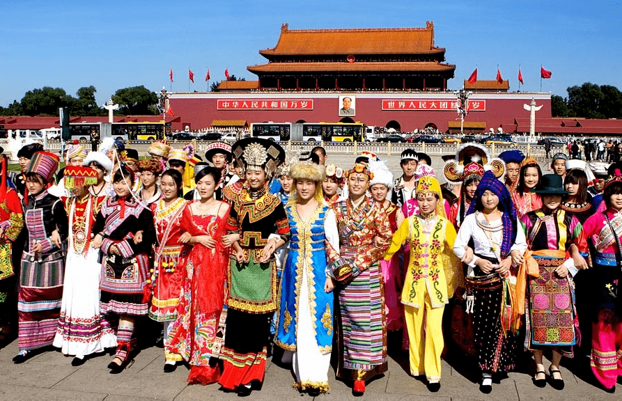 我国是一个多民族国家,绚丽多彩的民族服饰象征着人们的生活习俗,审美