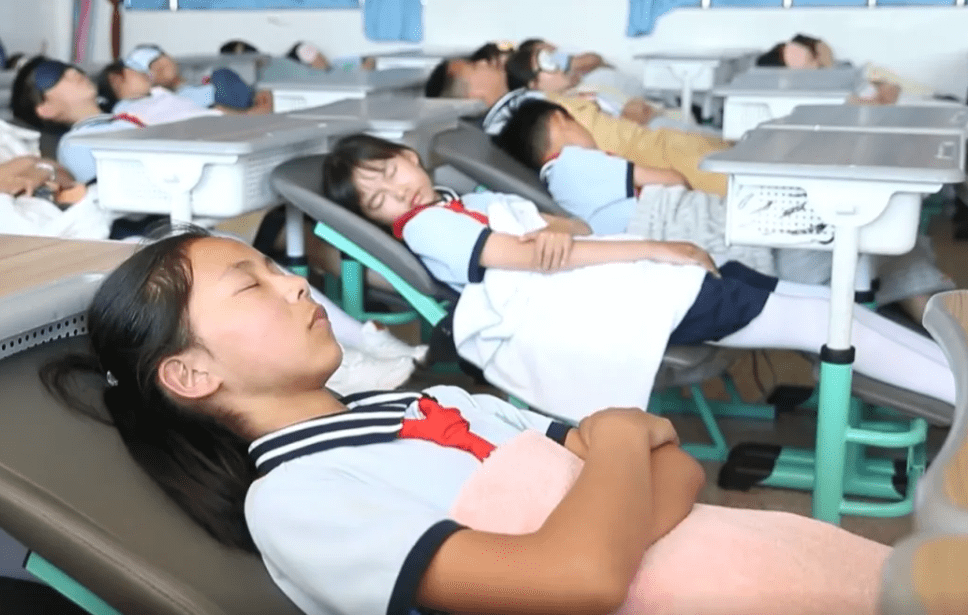 小学生从此告别趴睡,家长建议全国普及_作息时间_情况_状态