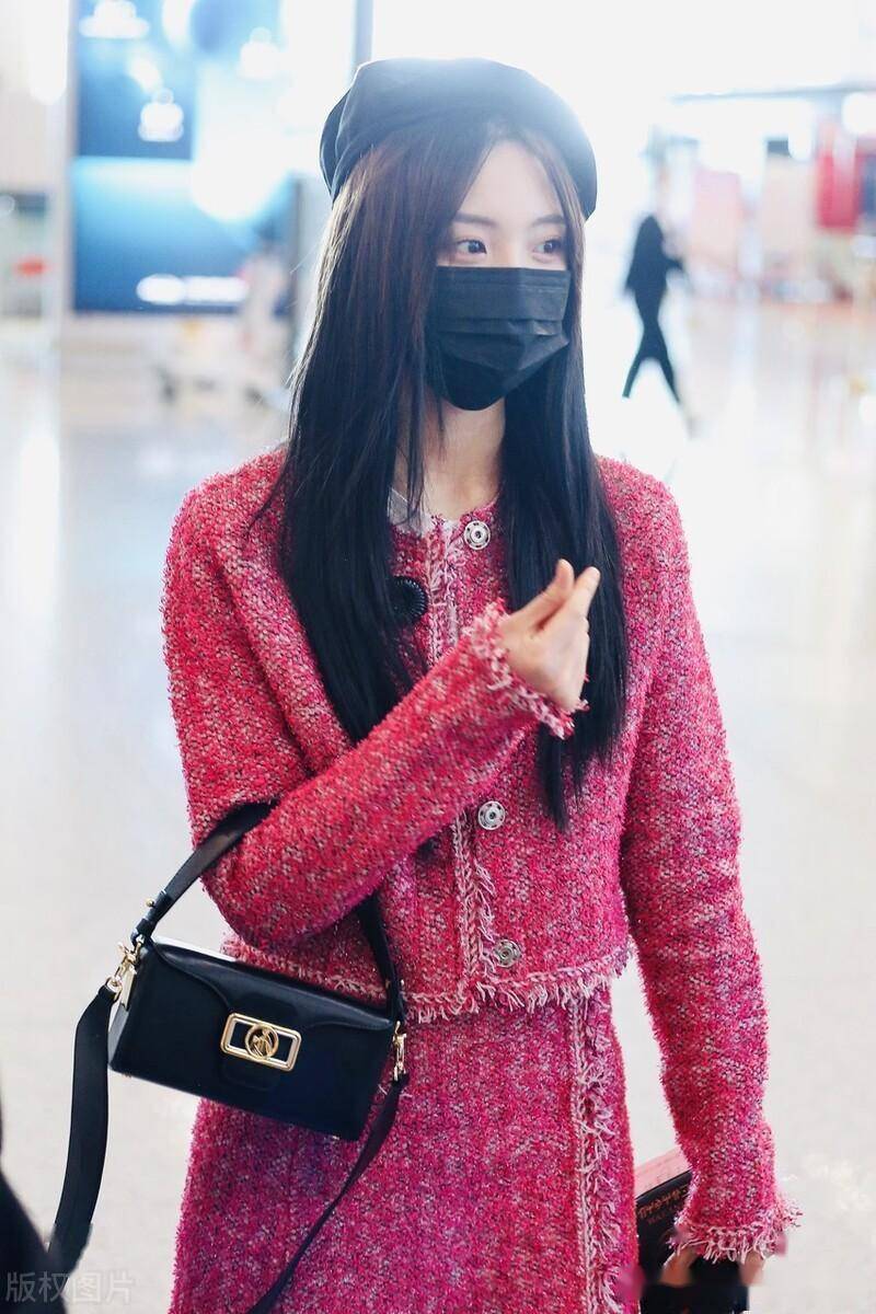 郑乃馨现身北京机场,粉色小香套装甜美靓丽_郑乃馨_北京机场_粉色