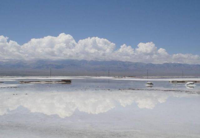 新疆最漂亮湖泊，阳光照射湖面朵朵“雪花”盛开，游客都呆了