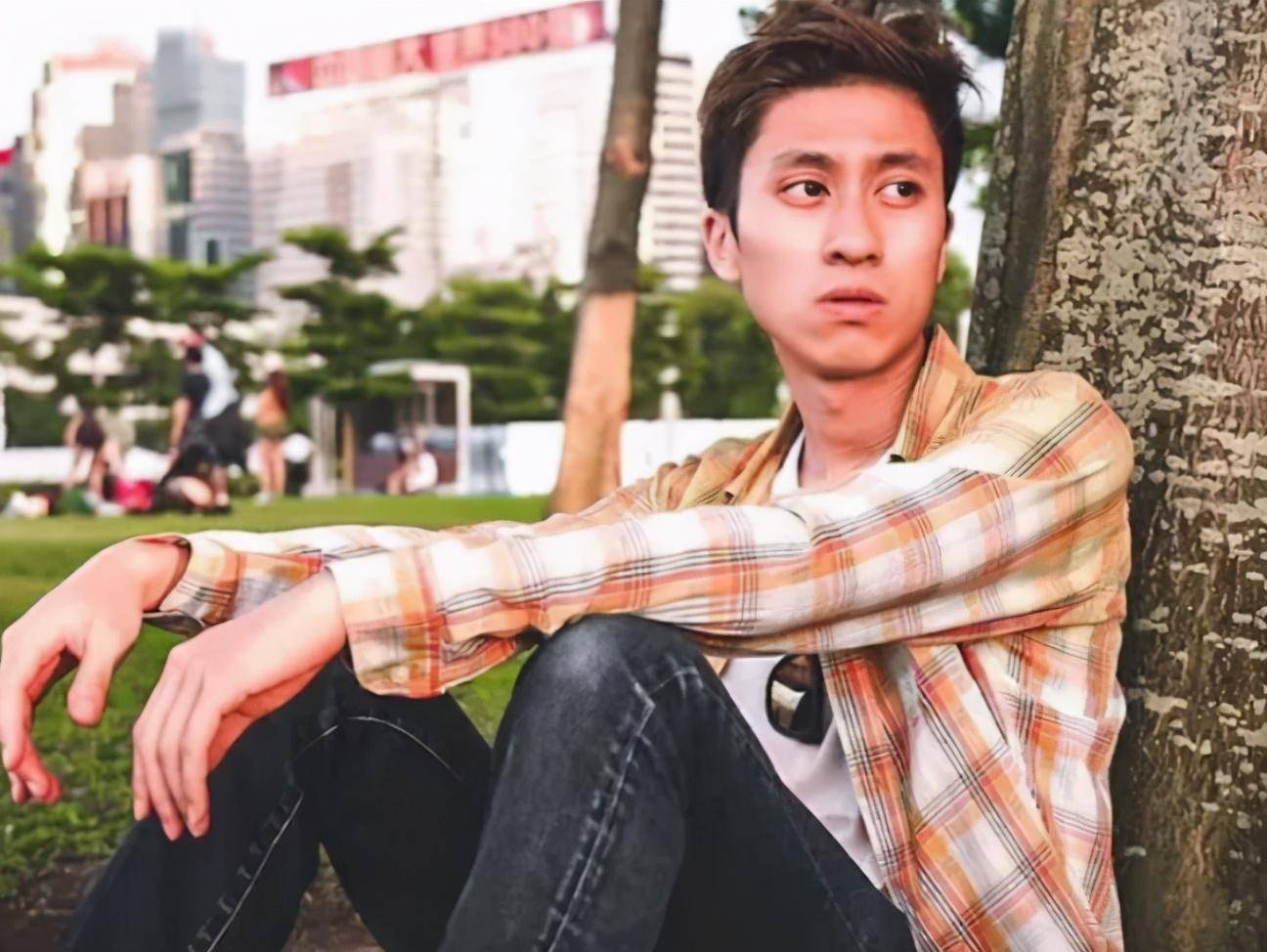 又一90后男演员跳楼身亡,姐姐母亲灵堂痛哭不见父亲_嘉骏_因为_妈妈