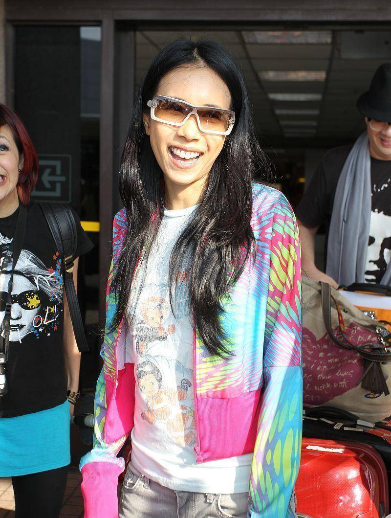 莫文蔚和梁咏琪同框,一个妩媚一个优雅,还真有闺蜜相_衣服_元素_印花