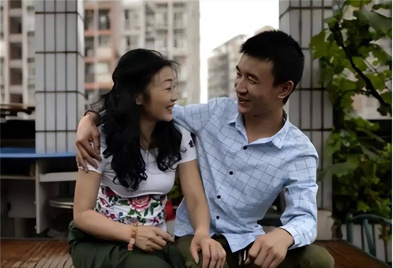 重庆23岁小伙爱上46岁阿姨李良友,2月后闪婚,6年过去恩爱如初_谭万平
