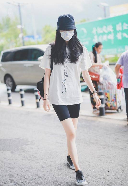 韩雪身穿白色印花t恤,搭骑行裤走机场,又被美到了一次!