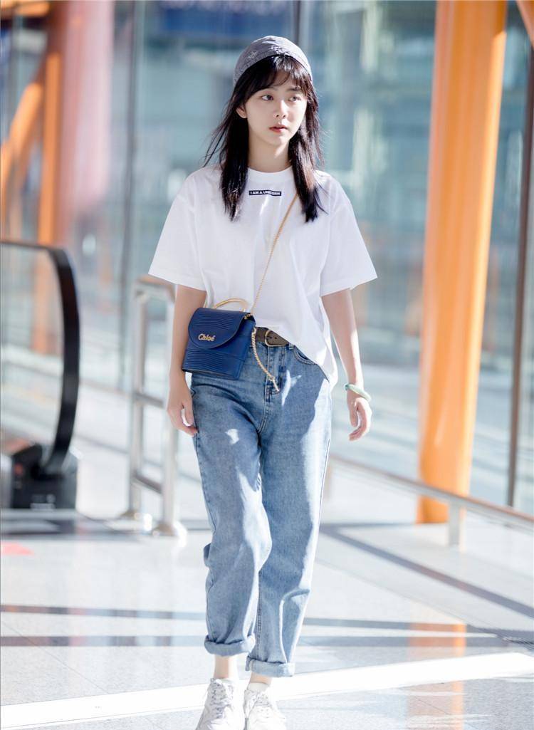 白色t恤确实容易搭配,谭松韵在下半身套上了最为经典的浅蓝色牛仔裤.