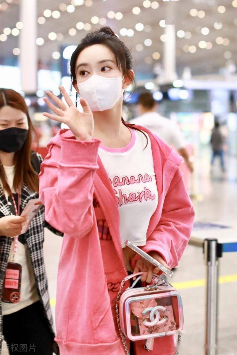 孟子义现身机场 粉色外套少女气息十足_北京_孟子义_机场