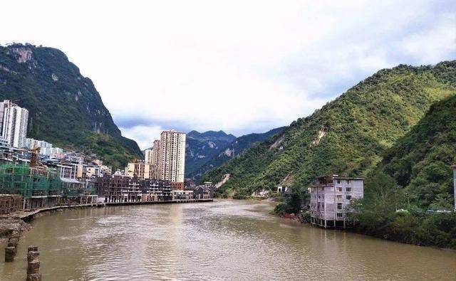 云南有座县城，地处在深山峡谷两岸，看起来好危险！