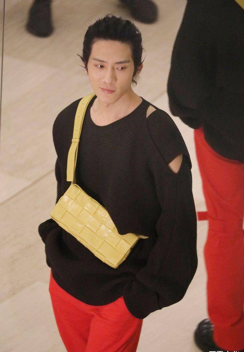 井柏然比许多女人还会穿,白色卫衣塞腰深蓝牛仔裤,这二八比慕了_男生