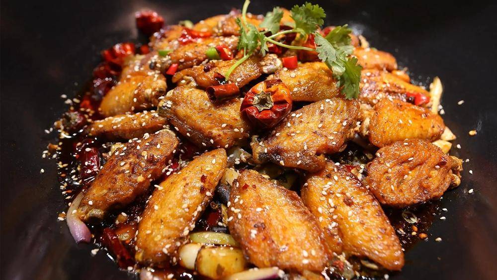 干锅鸡翅的家常做法,外焦里嫩香辣入味,一口一个吃过瘾