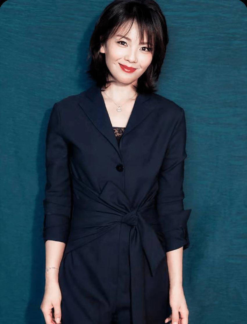 蓝色腰带西装刘涛的其他西装穿搭最主要的是她自然的发型与这款西装极