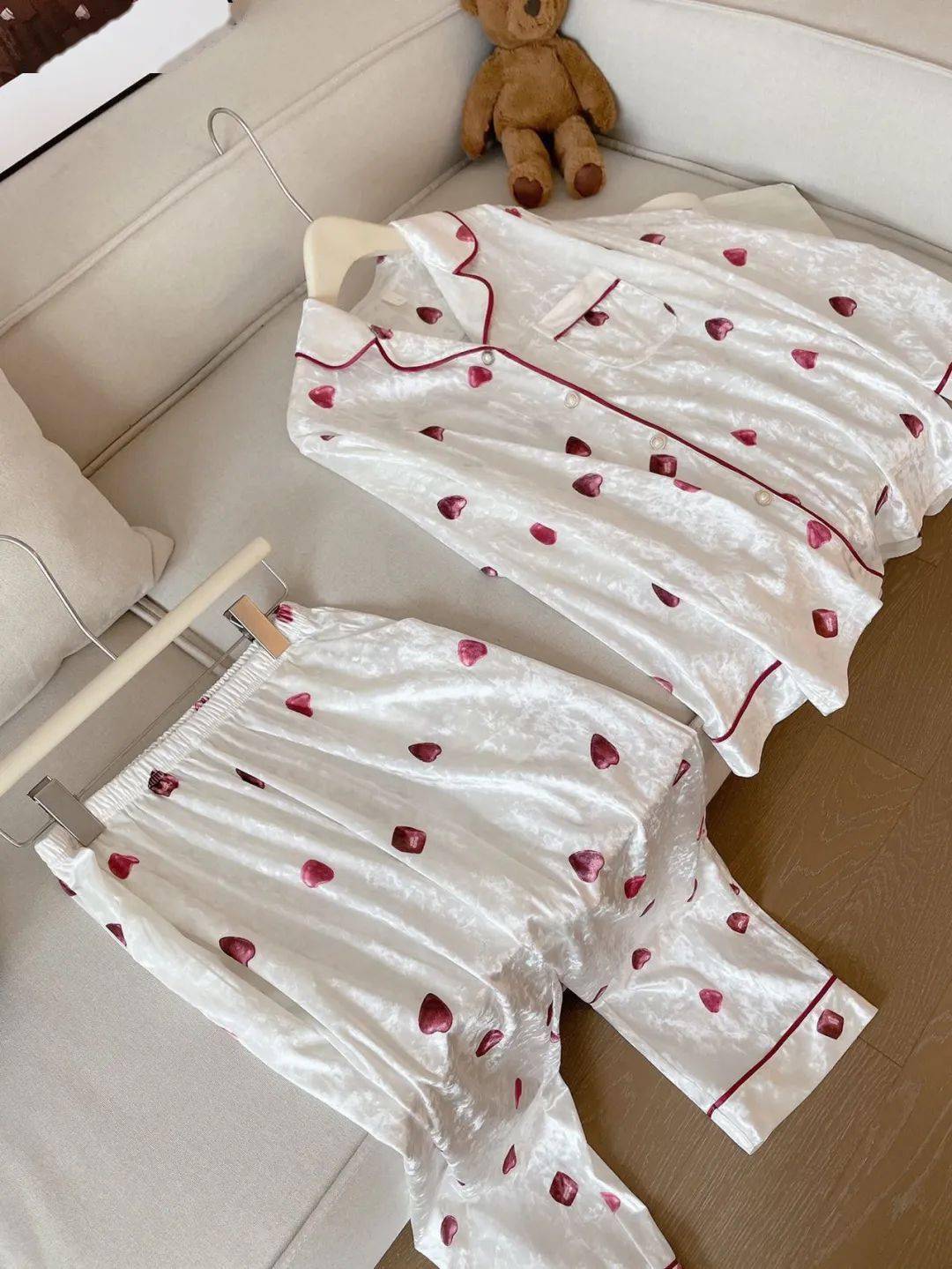 赶紧安排起来一套丝滑的金砖绒睡衣真的可以提升生活品质居家舒适氛围