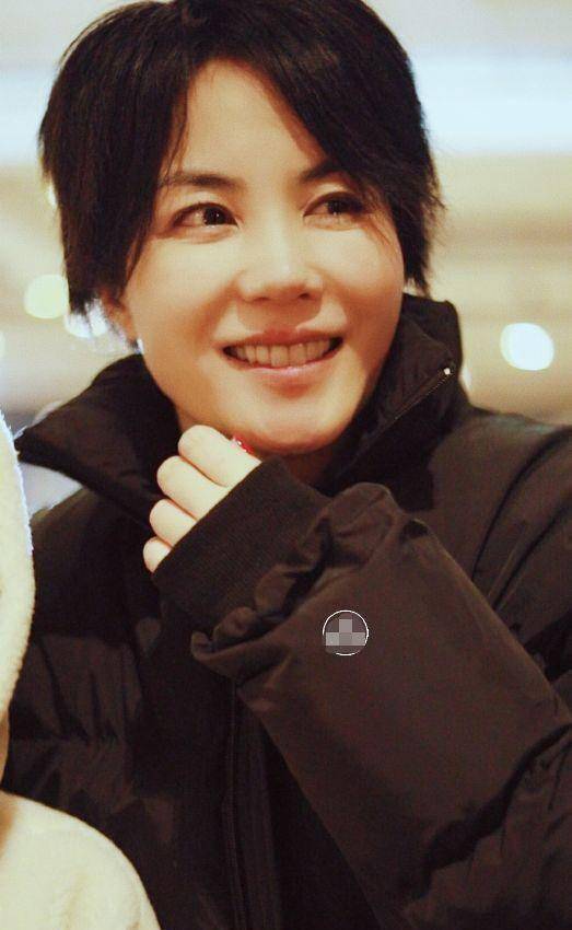 王菲16岁童年照曝光,齐耳短发担任领唱,一双大眼灵气十足_香港_气质