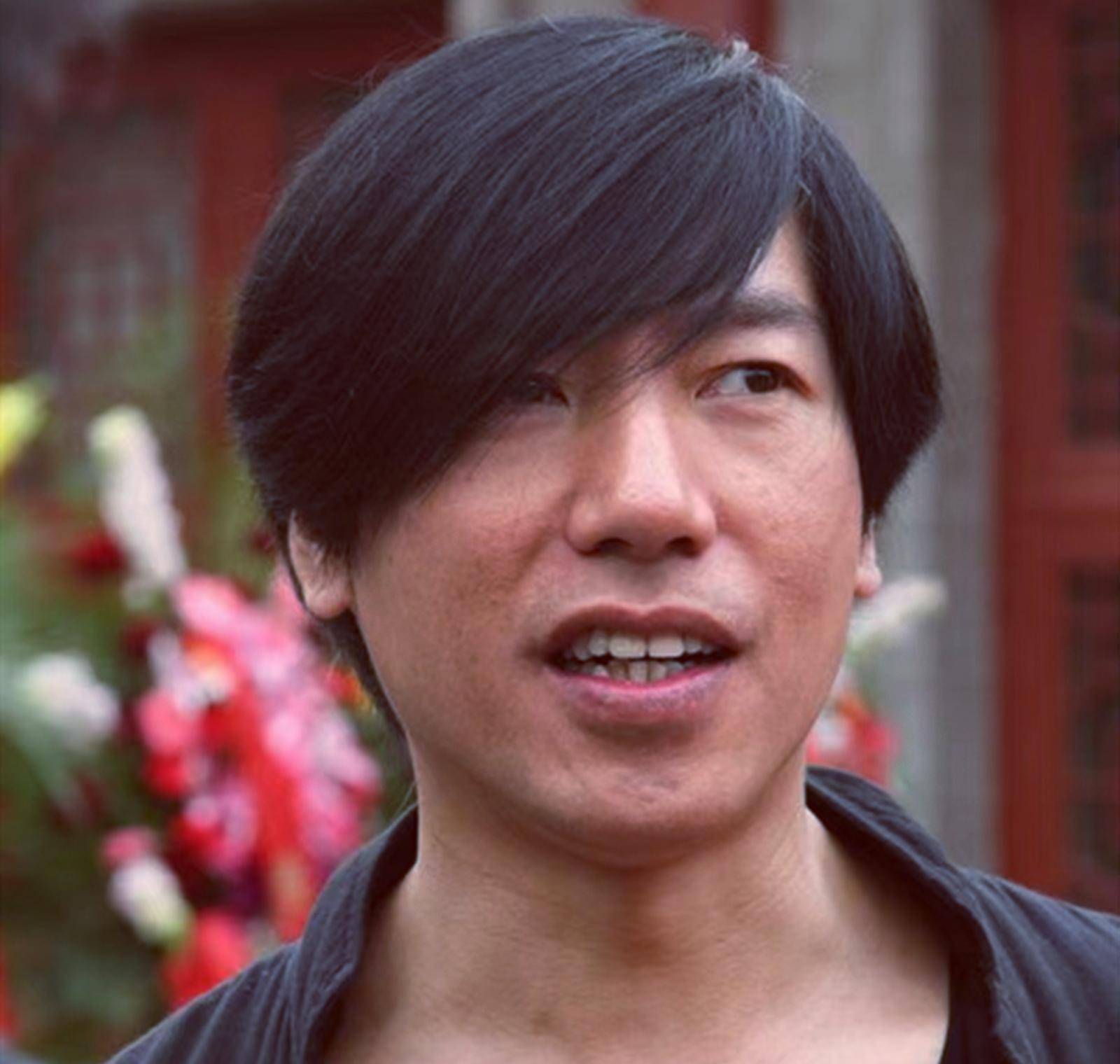 57岁"东星乌鸦"已满头白发,ktv搂美女纵情高歌_张耀扬_du_电影