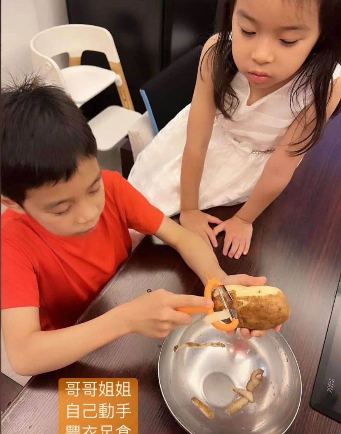 霍启刚和小女儿把马铃薯买回来后,8岁的大儿子霍中曦和二女儿霍中妍就