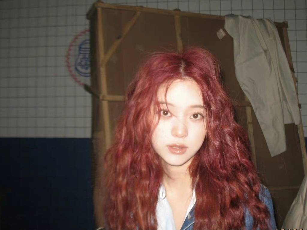 欧阳娜娜红色羊毛卷花絮写真 俏皮美萌似漫画少女_instyle_卷发_写真