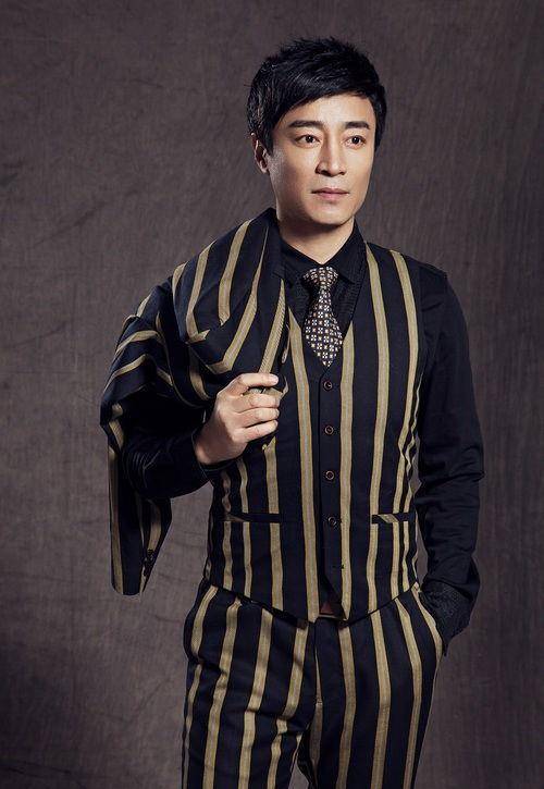 知名演员何中华低调拍戏,仅住百元酒店,多年来被误认为是港星_儿子