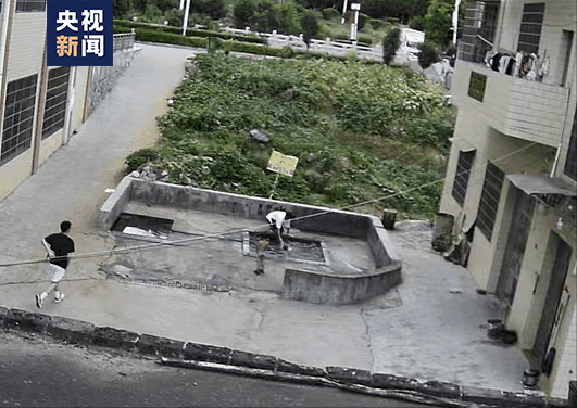 湖南郴州一名儿童不慎掉进水池刚好经过此处的17岁少年李悦华听到呼救