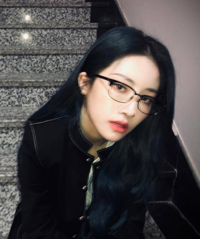 有种"整容"叫喻言戴眼镜,本以为很有违和感,哪知真人a到爆_样子_白色