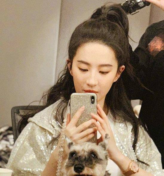 刘亦菲用电视镜头照镜子,网友:这神仙颜值简直了!_娱乐_额头_都说