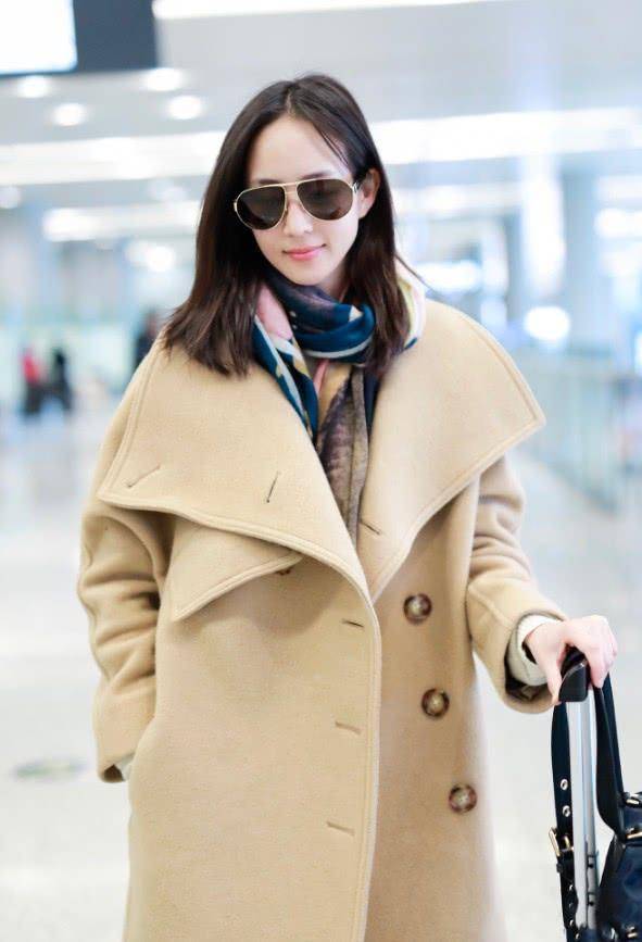 张钧甯这次现身机场时,她穿着一件卡其色的毛呢大衣,非常高级的质感