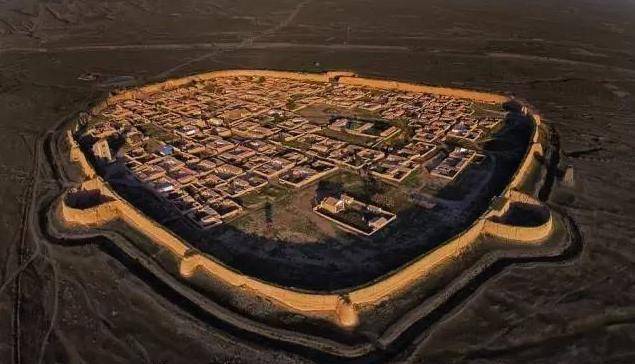 甘肃有座“沙漠龟城”，历经400多年沧桑，是明代典型的军事要塞