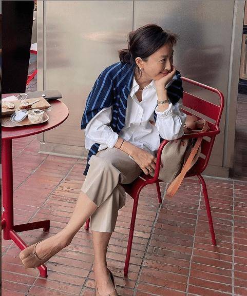 年到50也是一种岁月美,这位国外大妈穿搭不显年轻,气质却一级棒_风格