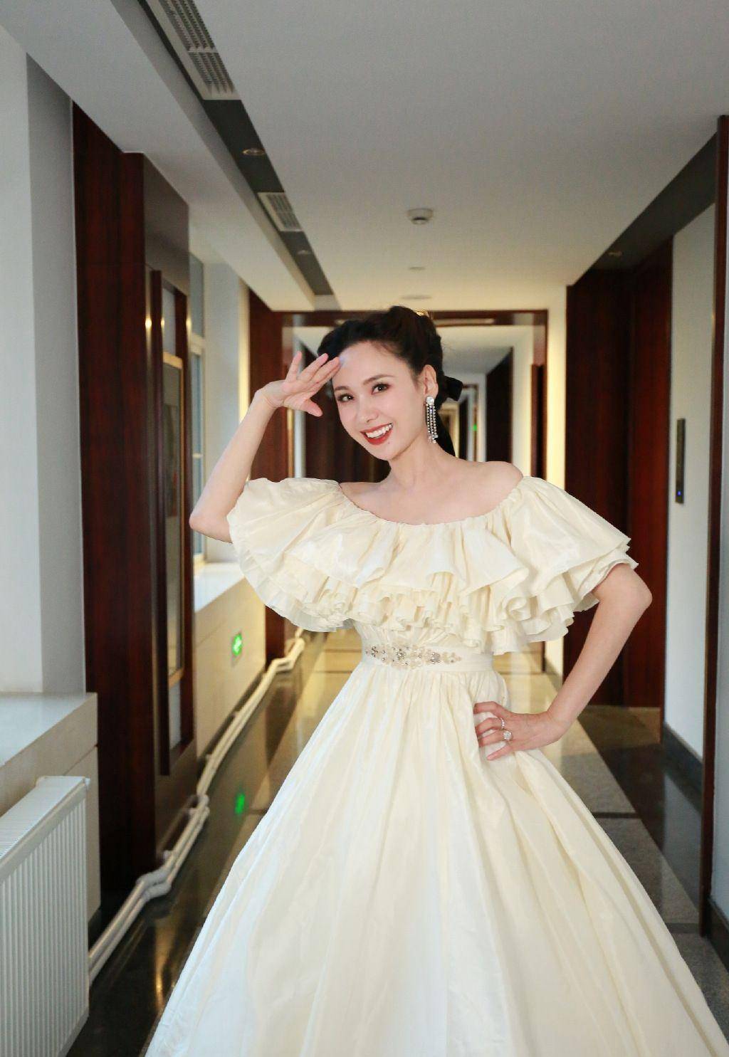 如何往"美"里穿就服程莉莎,穿公主裙出活动,不像是43岁的人_造型_色彩