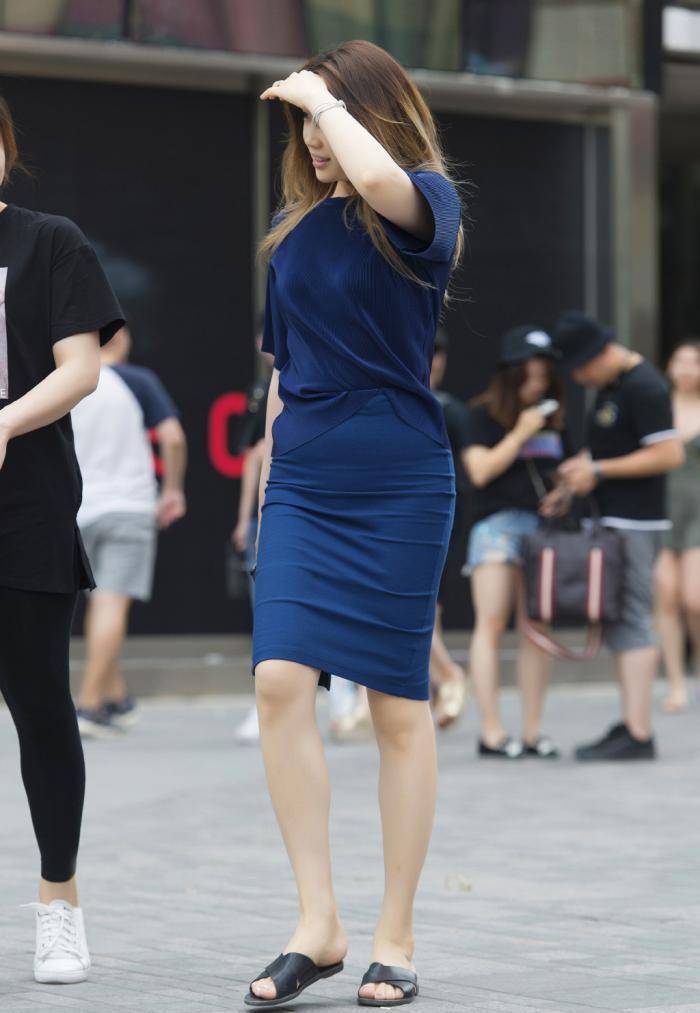 深蓝色修身连衣裙,也可以轻松展现优雅气质_裙子_姐姐_造型