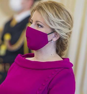 在很短的时间内,斯洛伐克总统就以这样的时尚方式火了,这是给其他的第