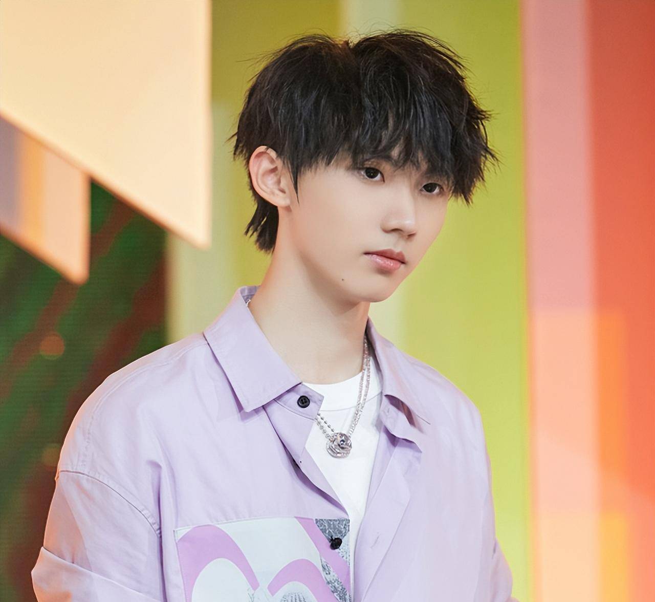 马嘉祺晒出童年照片,脸颊胖嘟嘟眼睛也大,与少年判若两人_镜头_都如