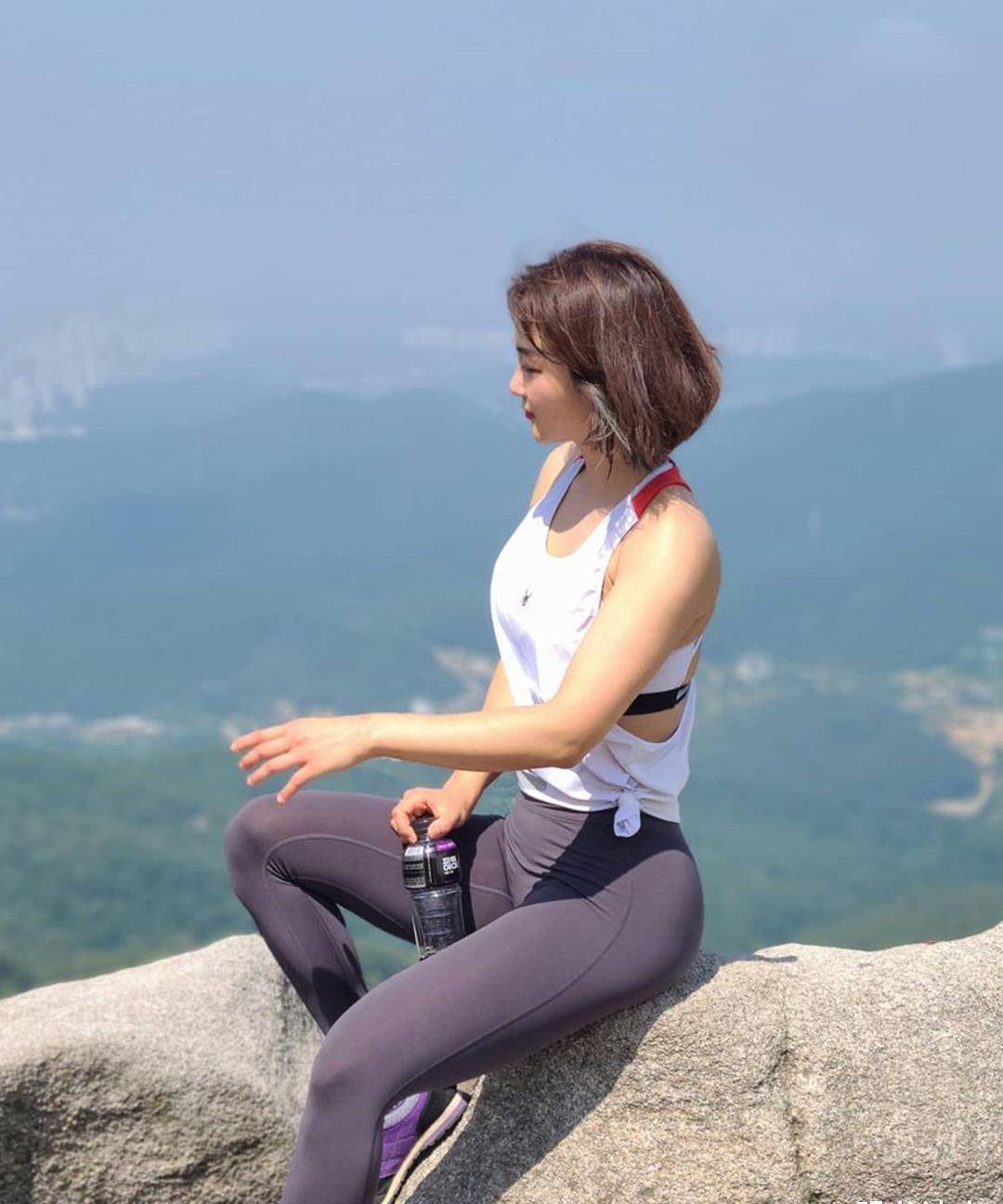穿着瑜伽裤爬山的国外女生,健美的好身材,不仅时尚,而且阳光活力
