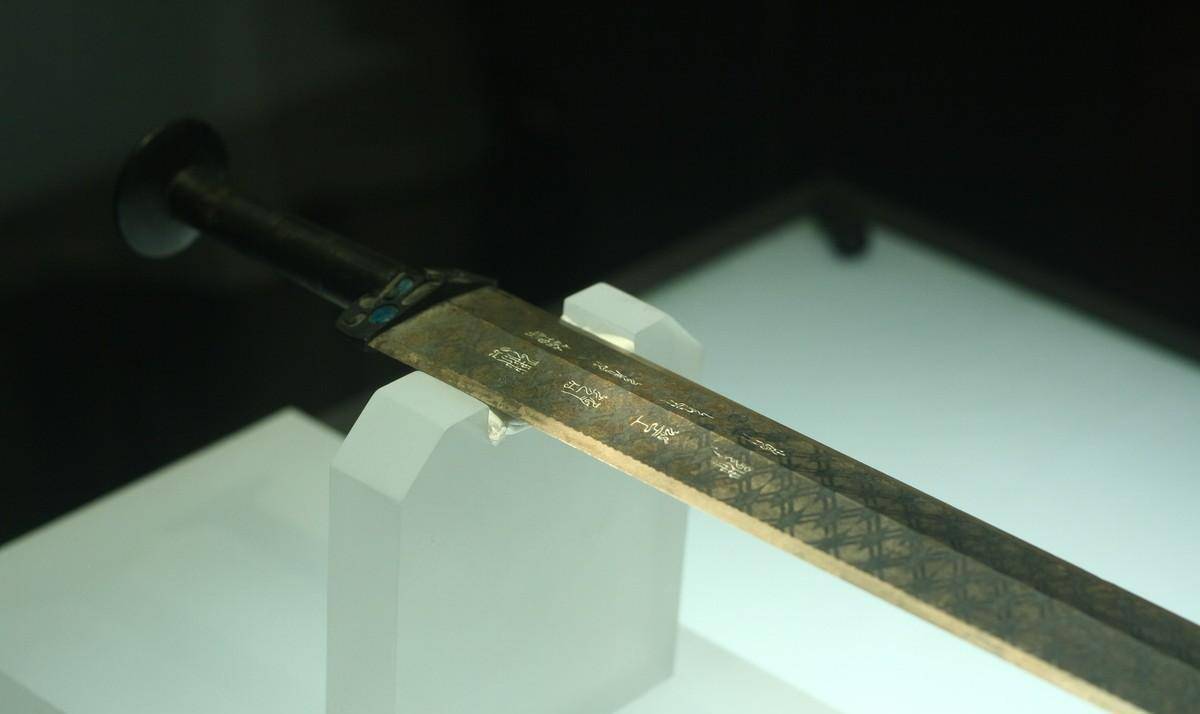 越王勾践剑特写照:出土时寒光逼人,剑身上八个神秘字符价值连城_湖北