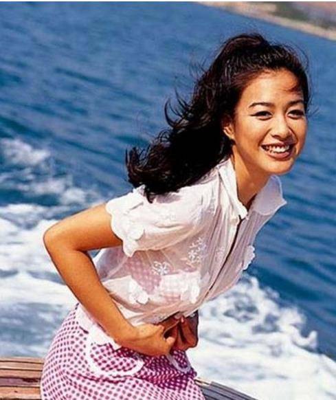 但之前所积累的人脉和资源还是有的,后来,在成龙大哥的带动下,钟丽缇