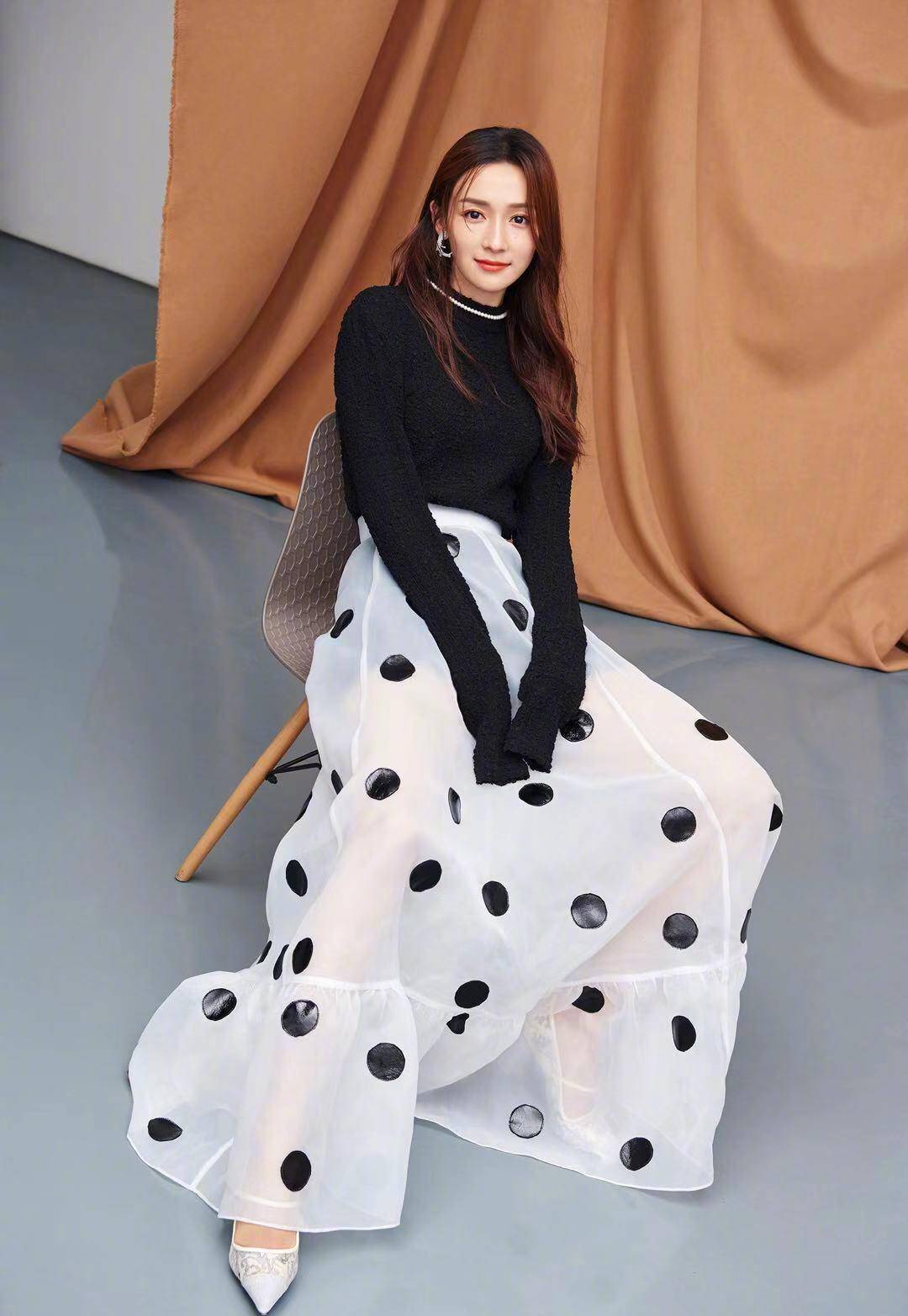 "刘芸"气质到骨子里,穿白衬衫配黑色半身裙亮相,时髦又优雅_经典_方案