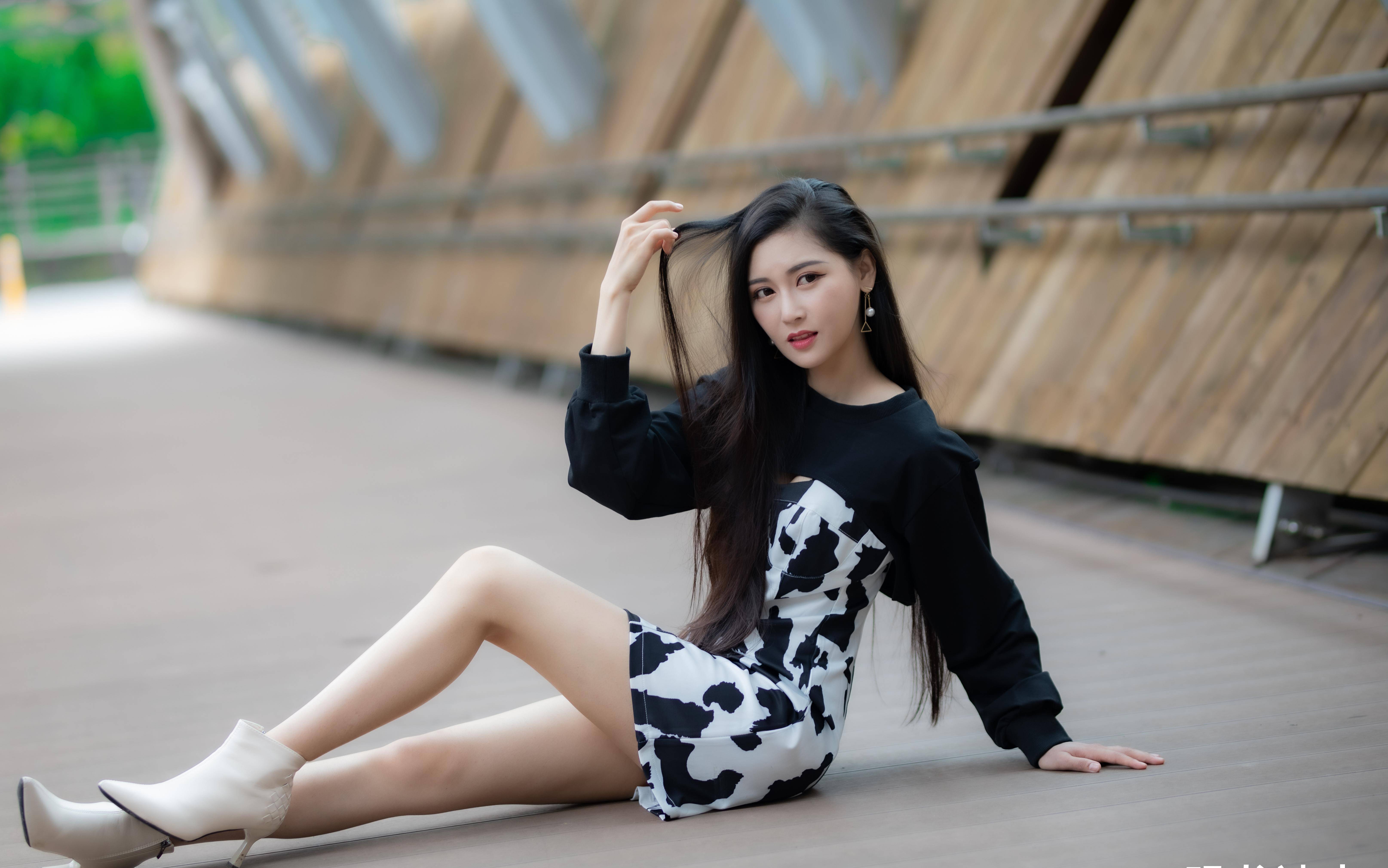 穿着奶牛裙的美女小姐姐,清新靓丽的打扮,看起来甜美可爱又时尚_裙子