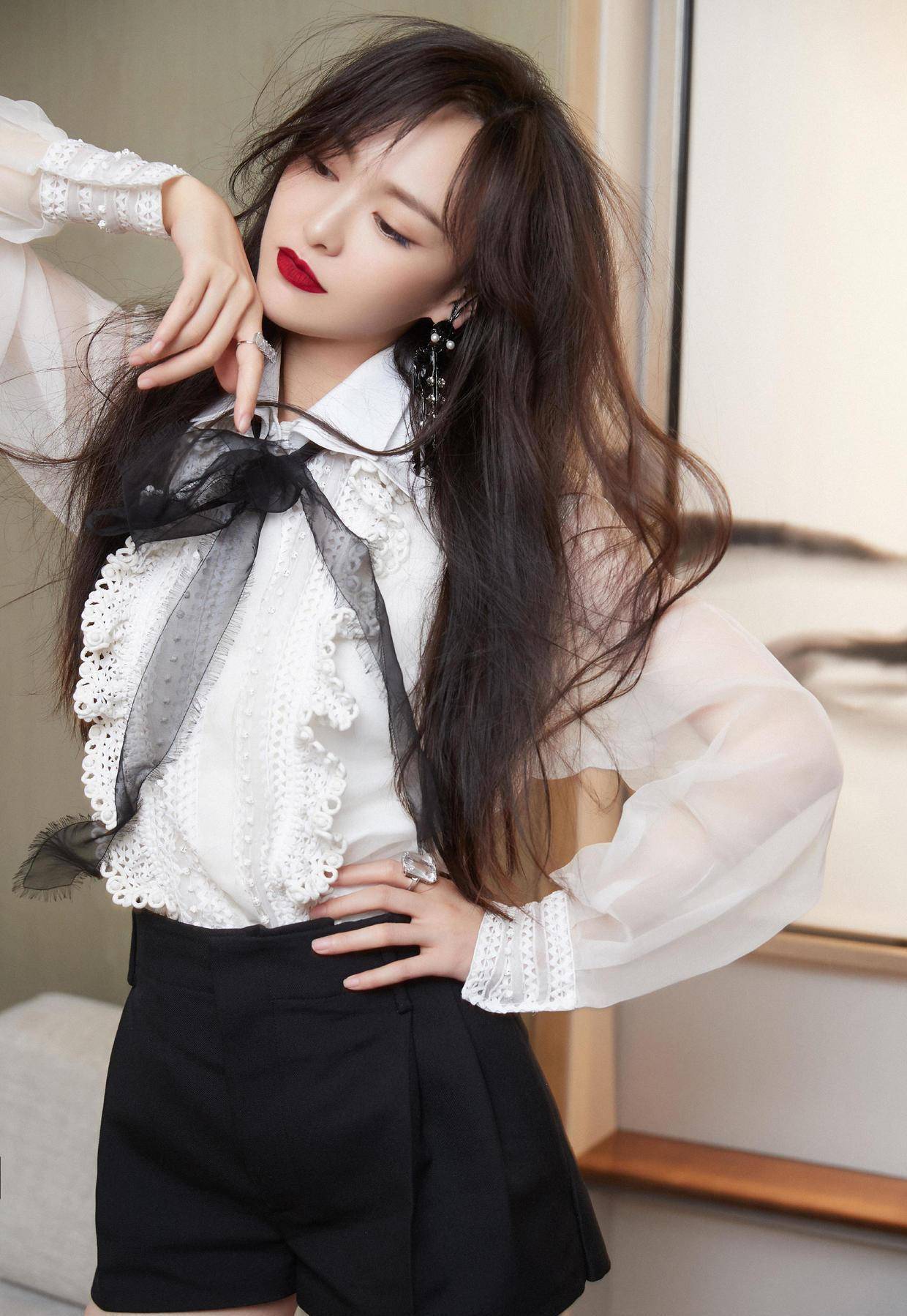 唐嫣真会穿,连土味粉色丝绒裙都能穿出高级感,甜美可爱似小公主