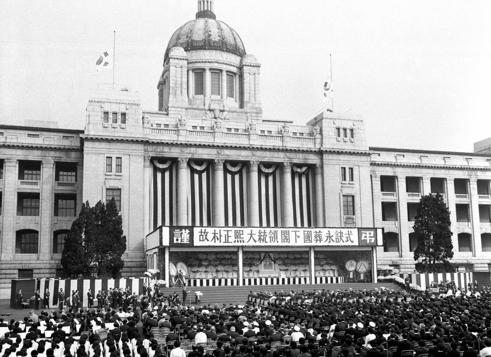 韩国前总统朴正熙盛大葬礼:葬礼横幅用汉字书写,汉城百万人送行_国家