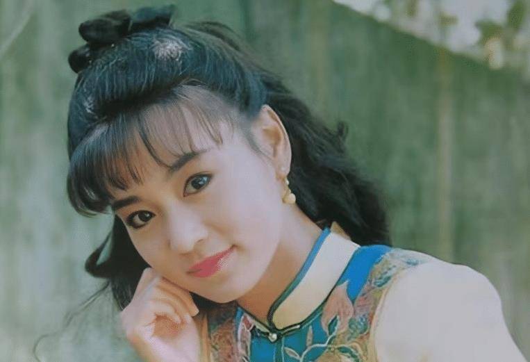 陈莎莉年轻的时候很没,她前夫只是因为看了一张剧照,所以对她一见倾心