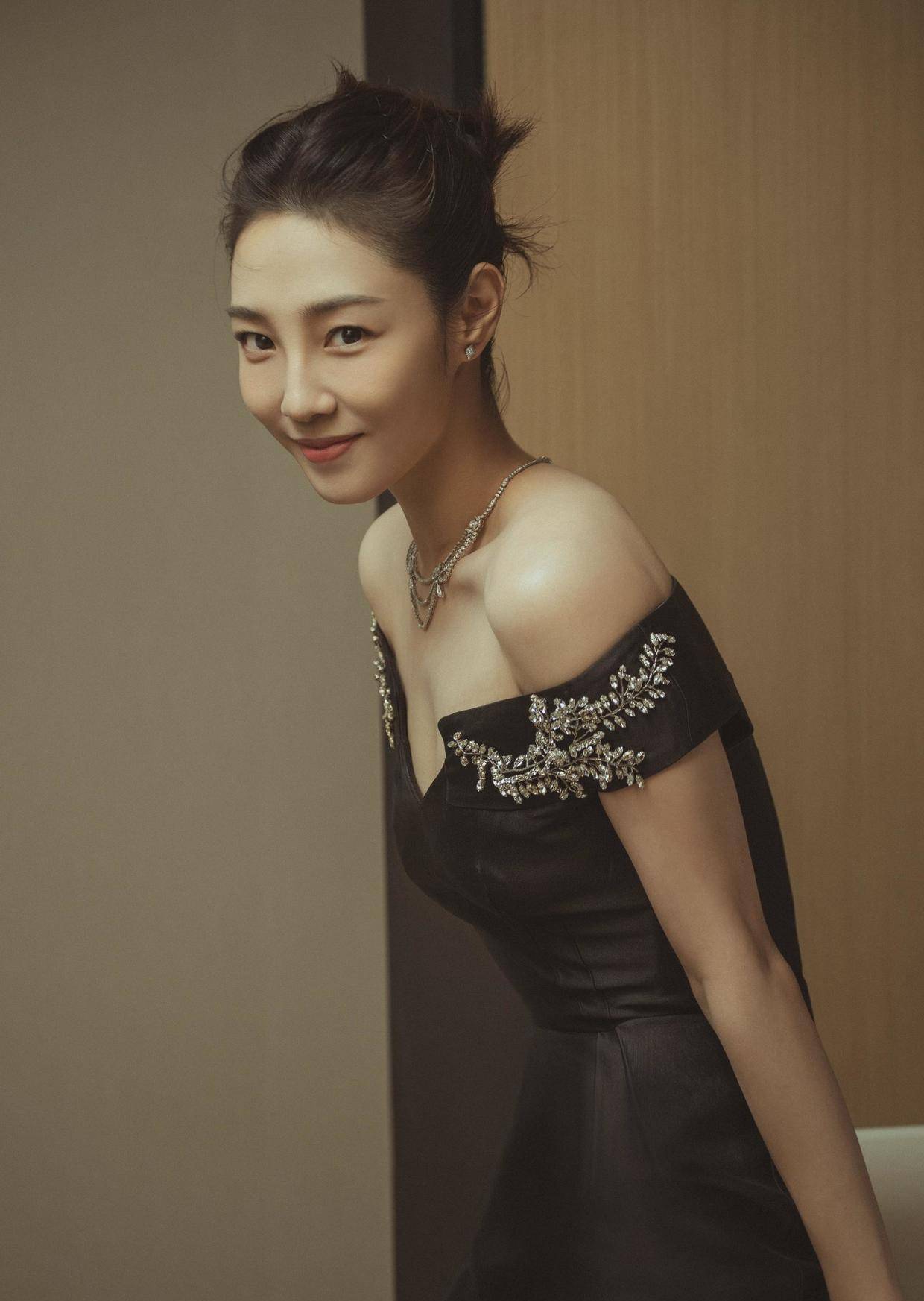 白百何这次真"豁出去了",穿一字肩长裙秀锁骨,这状态不像37岁_黑色