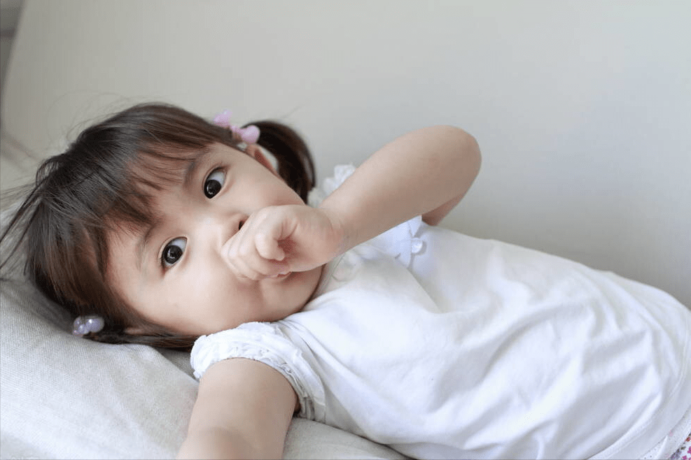 "小宝宝"吃手指,"家长"如何纠正?_干预_孩子_习惯