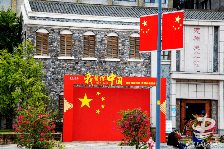 忠县:挂国旗 迎国庆