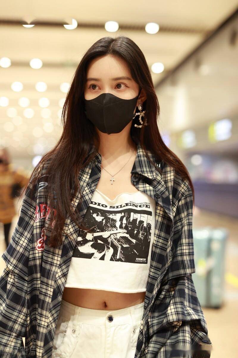 孟子义格子衬衫现身机场长发披肩满眼温柔_喇叭_白色_北京